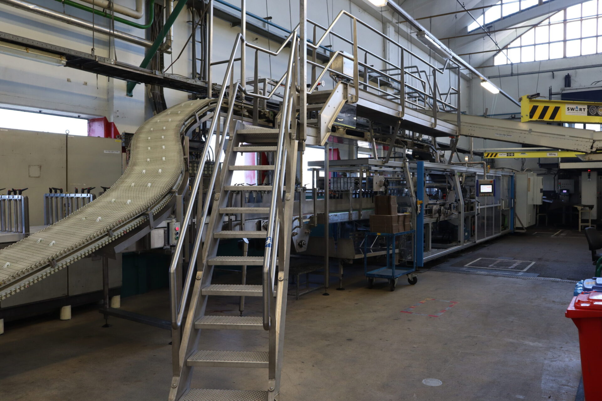 Trap naast transportbaan